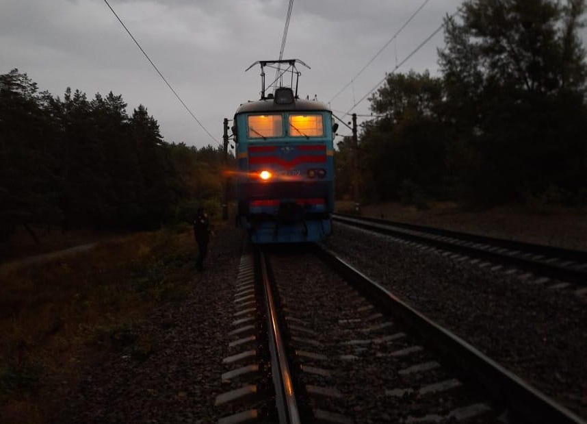 Поезд сбил женщину на Харьковщине